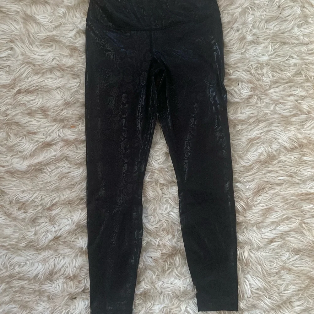 90’Degree Obsidian Snakeskin Foil UpLift Leggings - Picture 9 of 11